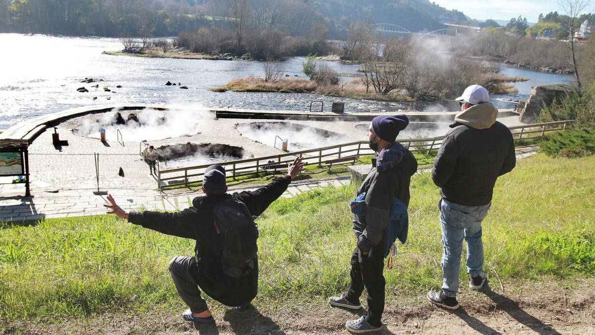 Unos turistas, observando, ayer, unas de las termas precintadas.  | // IÑAKI OSORIO