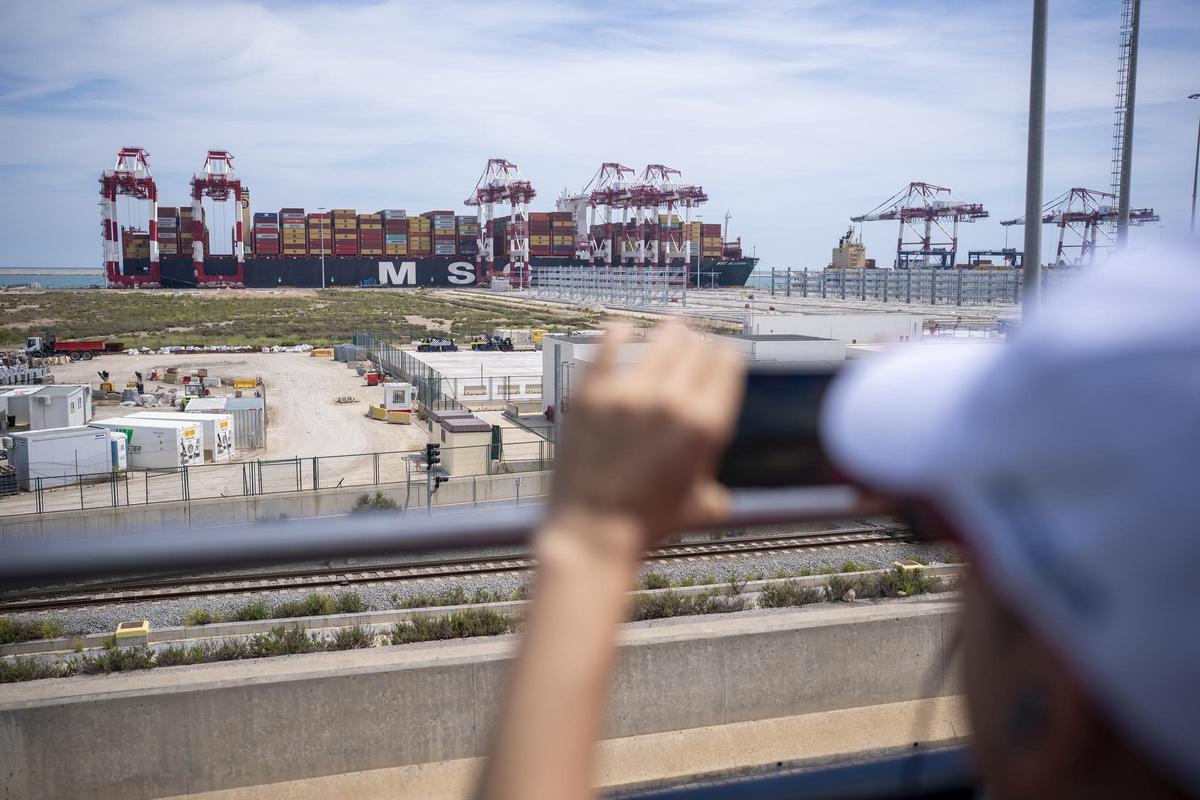 El Port de Barcelona repite las exitosas jornadas de puertas abiertas y enseñará por dentro las terminales de contenedores El Port de Barcelona repite las exitosas jornadas de puertas abiertas y enseñará por dentro las terminales de contenedores
