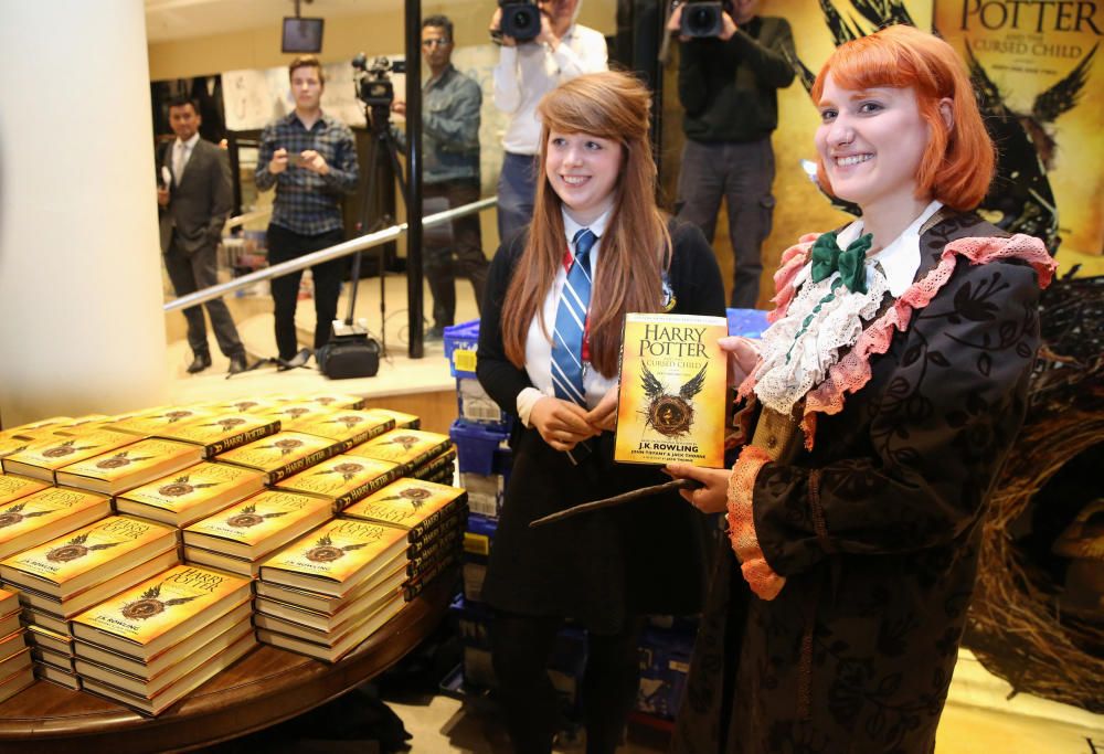 El octavo libro de la saga, ''Harry Potter y el niño maldito'', adapta la obra de teatro que se representa en Londres.