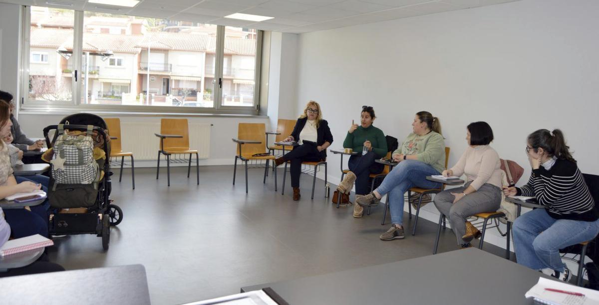 La conselleira, Nati Parada, con las representantes de las ANPA. | FDV