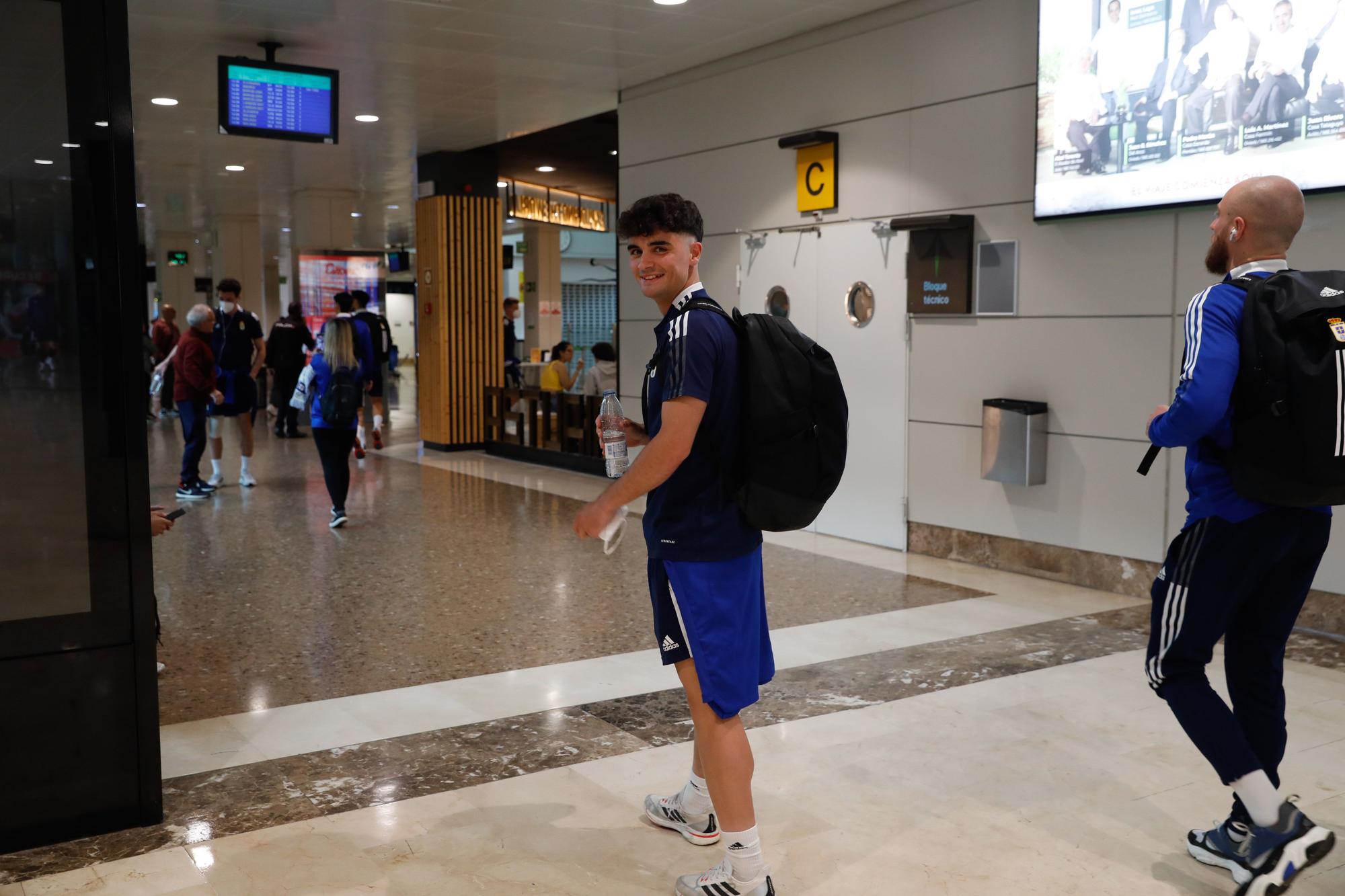 Las imágenes de la despedida al Oviedo en el aeropuerto