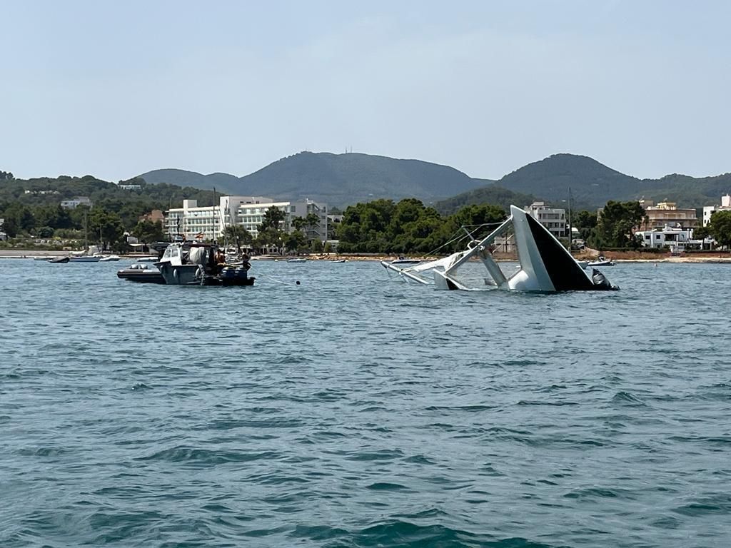 Se hunde en Ibiza un catamarán de 16 metros