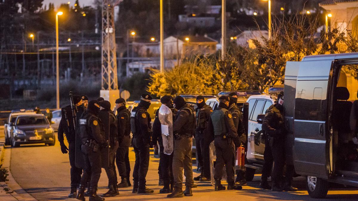 Agentes de los GRS, con base en Utebo, durante una intervención en Zaragoza.