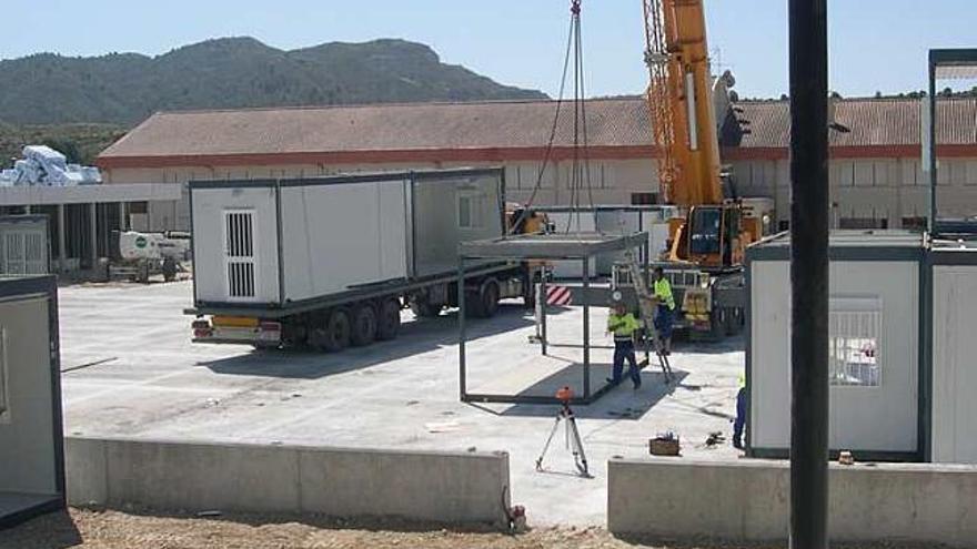 Trabajos de instalación de las prefabricadas, ayer.