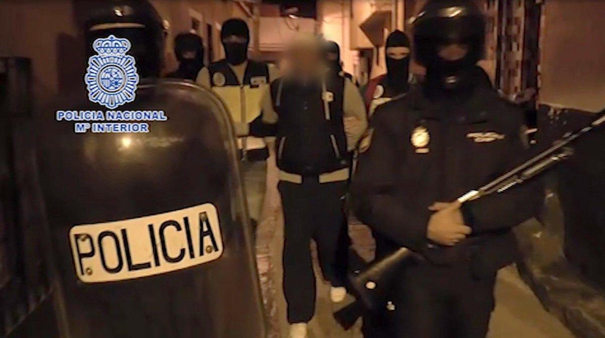 GRA032 MADRID, 10/3/20015.-Imagenes facilitadas por la Policia Nacional de la detención de una de las dos personas detenidas en la operación contra el terrorismo islamista que se está llevando a cabo en Ceuta.Desde las cuatro de esta madrugada los agentes de la Comisaría General de Información de la Policía Nacional desplazados desde Madrid han ocupado varias zonas de la barriada acompañados por agentes de la Jefatura de la Policía Nacional de Ceuta.El operativo se centraliza en varias viviendas de este núcleo de población, situado junto a la frontera con Marruecos y que ya ha sido escenario de anteriores operaciones de estas características.Estos dos presuntos yihadistas, según una nota de Interior, formaban parte de una célula plenamente preparada y dispuesta para atentar en el territorio nacional. EFE