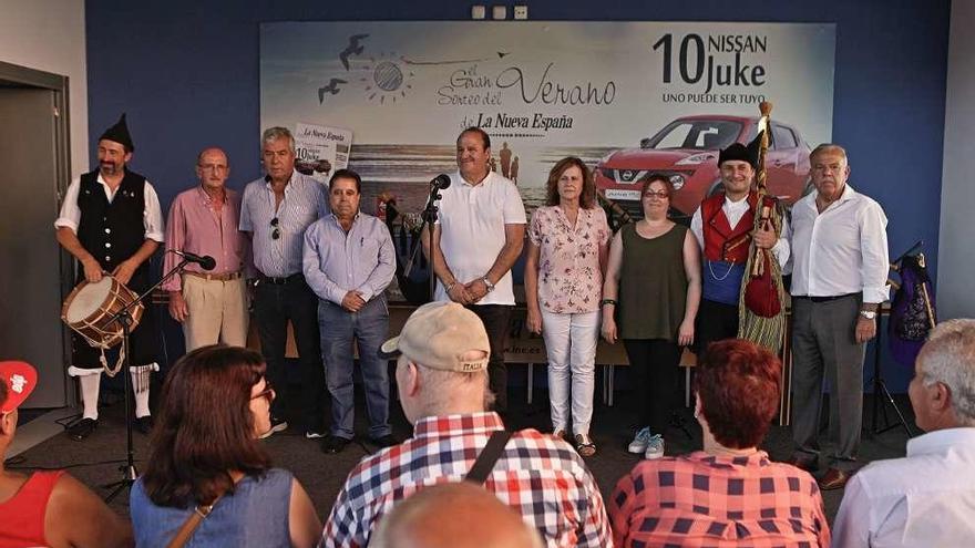 Participantes en el homenaje al gaitero Silvino Fernández.