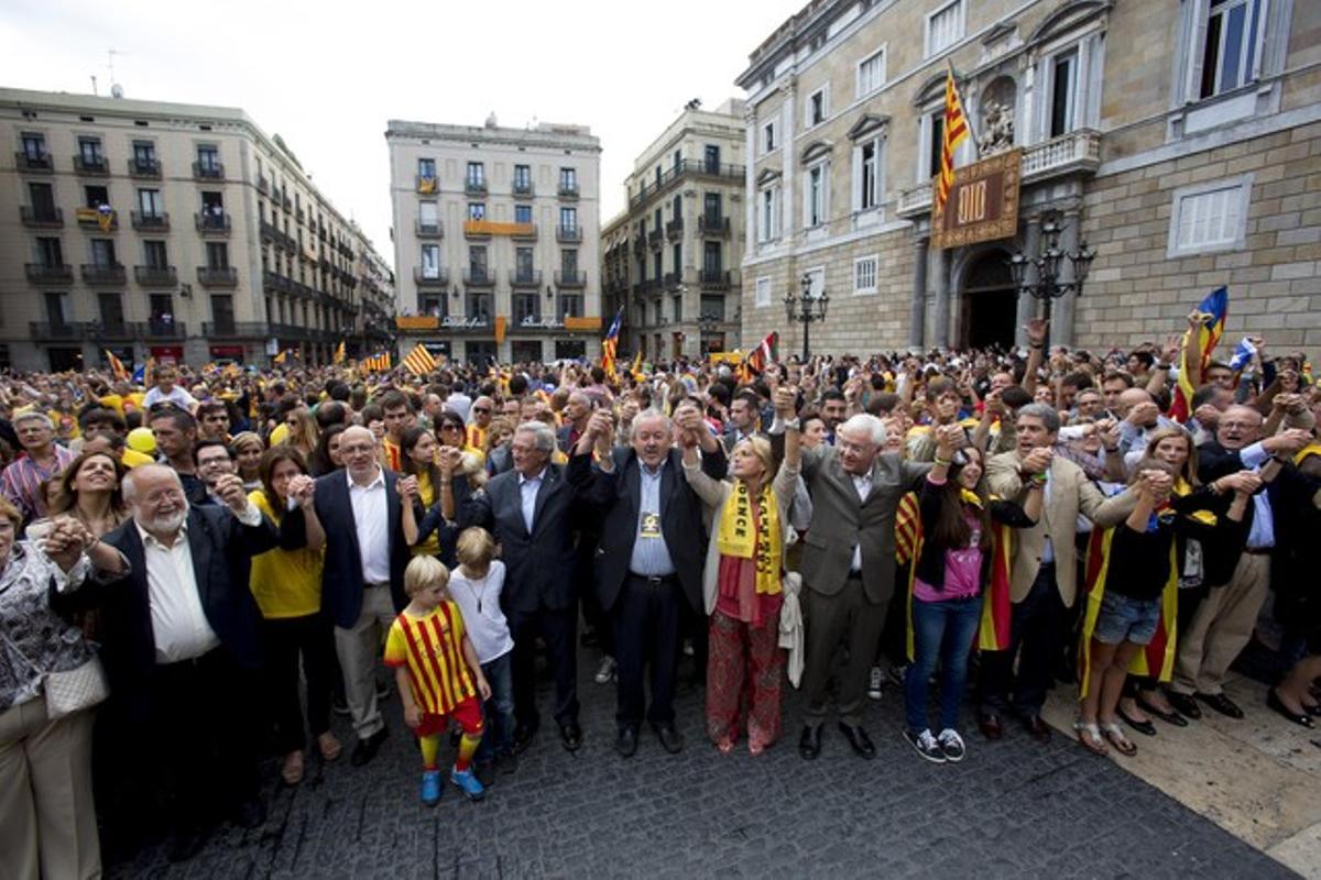 Xavier Trias, Helena Rakosnik, Francesc Homs y Ferran Mascarell asisten a la Via Catalana a su paso por la plaza de Sant Jaume.