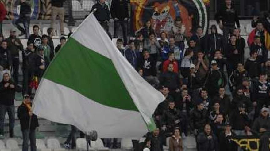 Aficionados del Elche animando a su equipo.