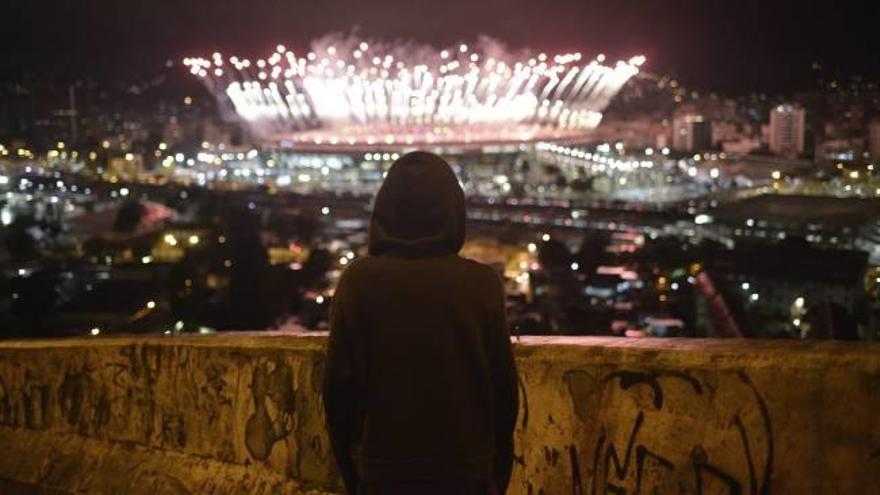 Un niño observa desde la favela de Mangueira los fuegos artificiales de la clausura de los Juegos de Río el domingo en Maracaná.