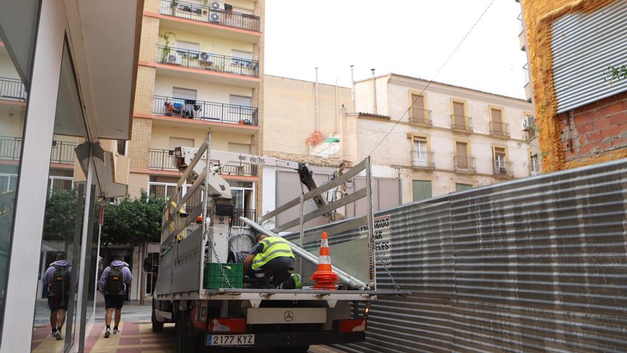 Comienza la instalación de las luces de Navidad en Lorca