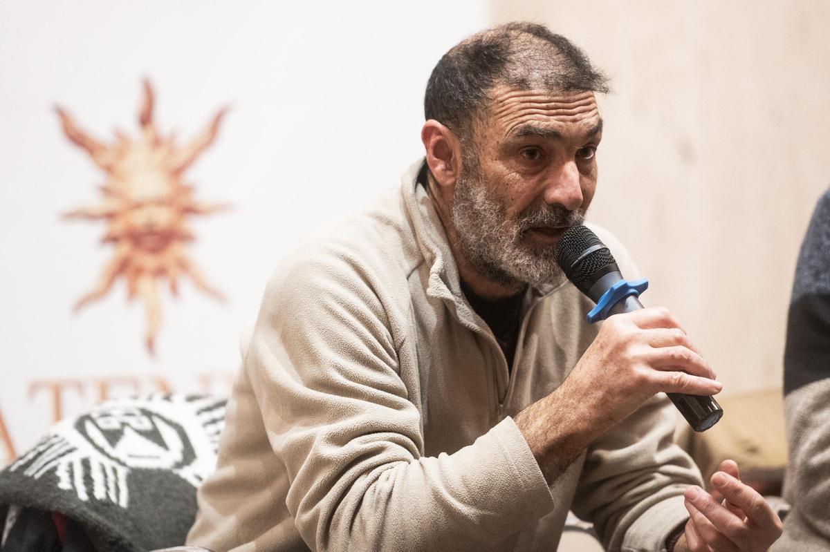 Kurdo, durante una charla en el Ateneo de Cáceres.