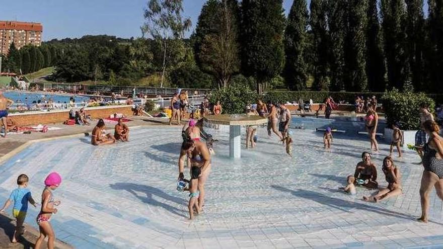 Usuarios en las piscinas de San Lázaro en Oviedo