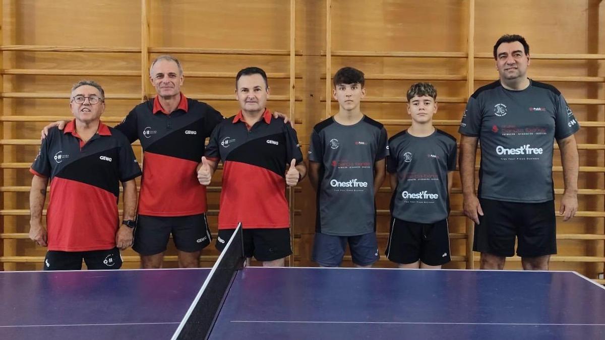 El equipo B de 1ª Autonómica del Corriol Oliva, a la derecha, es líder