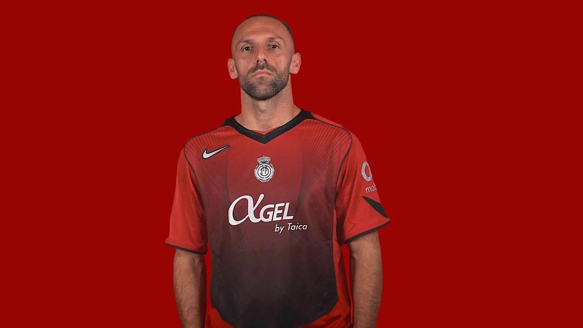 Muriqi, con la camiseta que llevará el Mallorca en la jornada retro de LaLiga