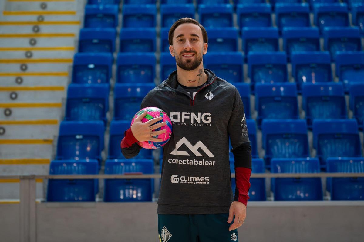 Mario Rivillos, ala del Palma Futsal, posa en Son Moix.