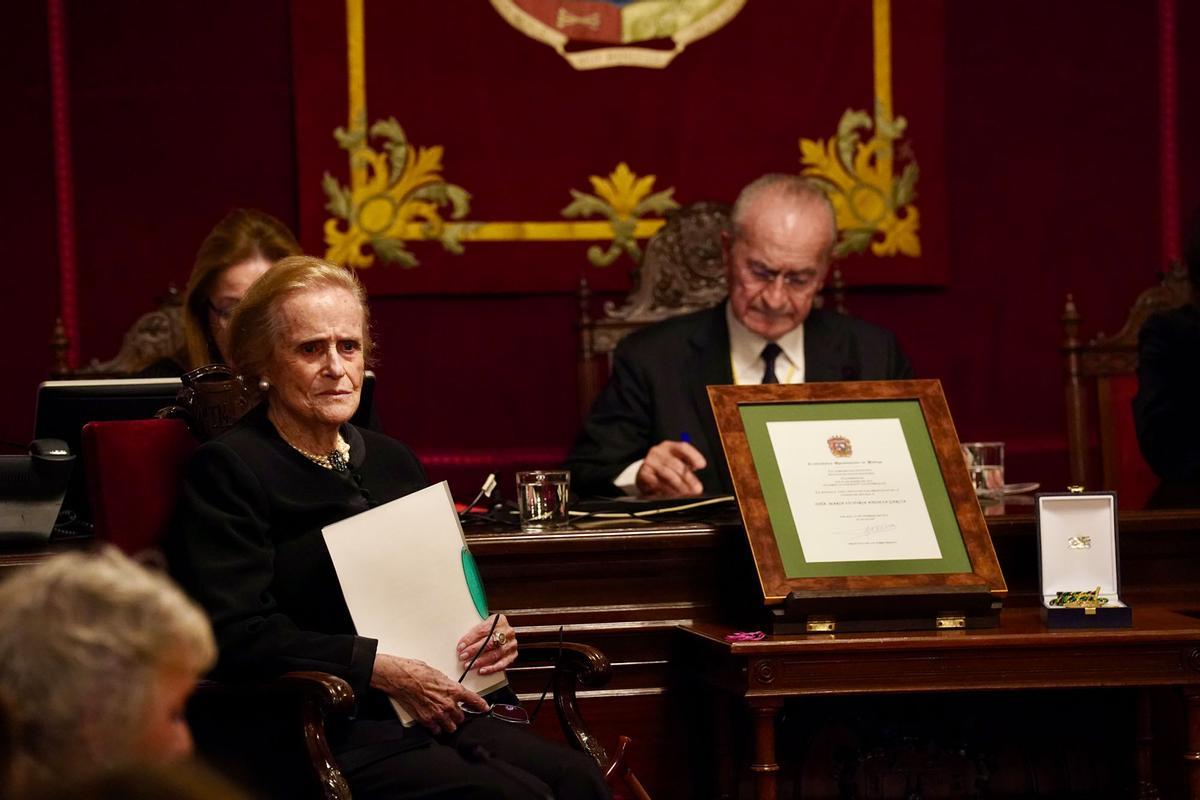 María Victoria Atencia recibe la medalla de la ciudad y el título de Hija Predilecta de Málaga.