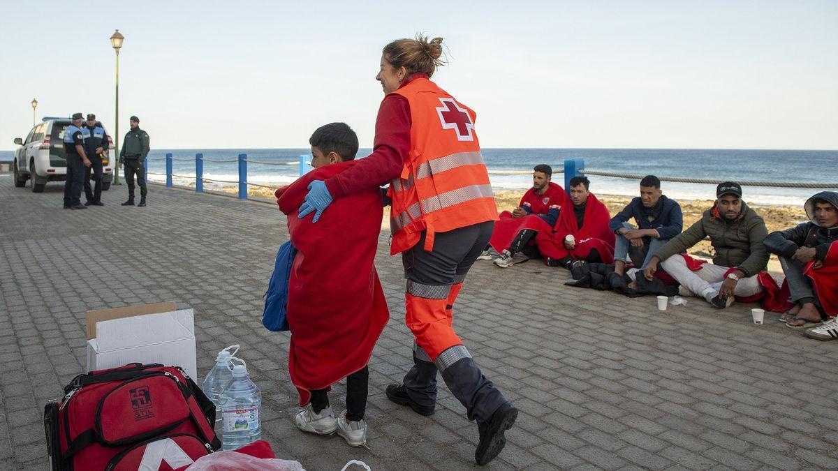 Un menor migrante atendido por Cruz Roja tras llegar en un cayuco a Canarias.