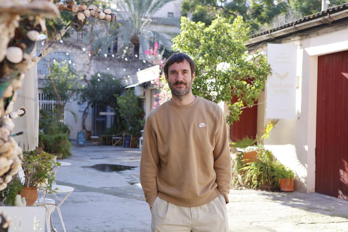 Der Künstler Julià Panadès in der Gasse, in der sich der Kunstraum TACA befindet.