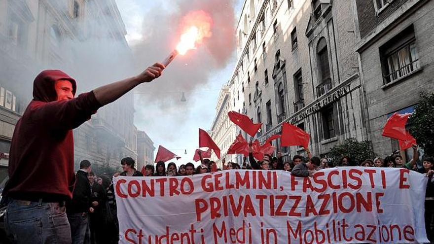 Centenares de estudiantes universitarios se manifiestan por las calles de Roma, Italia, contra los recortes en los presupuestos universitarios y la reforma de la educación aprobada por el Gobierno conservador de Silvio Berlusconi, hoy, jueves 7 de noviembre. En la capital italiana se organizaron hoy tres manifestaciones -convocadas por la Universidad &quot;Roma Tre&quot; y &quot;la Sapienza&quot; y los institutos- en las que, según los organizadores, participaron 25.000 estudiantes.