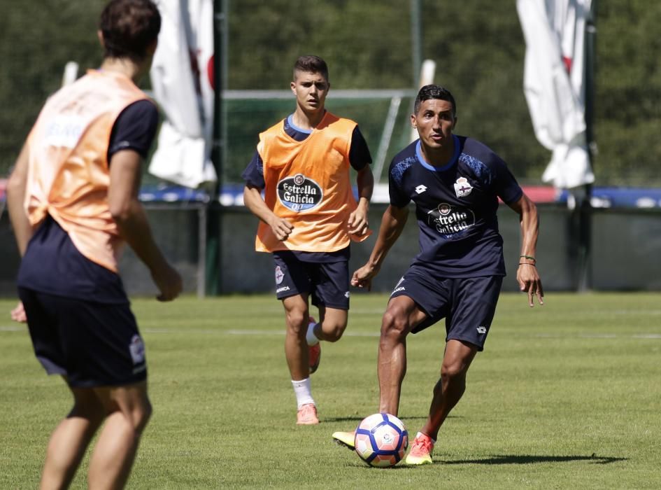 Los futbolistas del Deportivo completan una exigente sesión de más de hora y media de duración, con una parte física muy dura y un tramo de entrenamiento de partidillos con balón en espacios reducidos