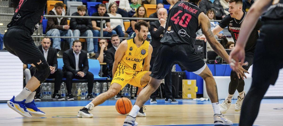 Vidorreta, en segundo plano, observa el control de Fitipaldo.