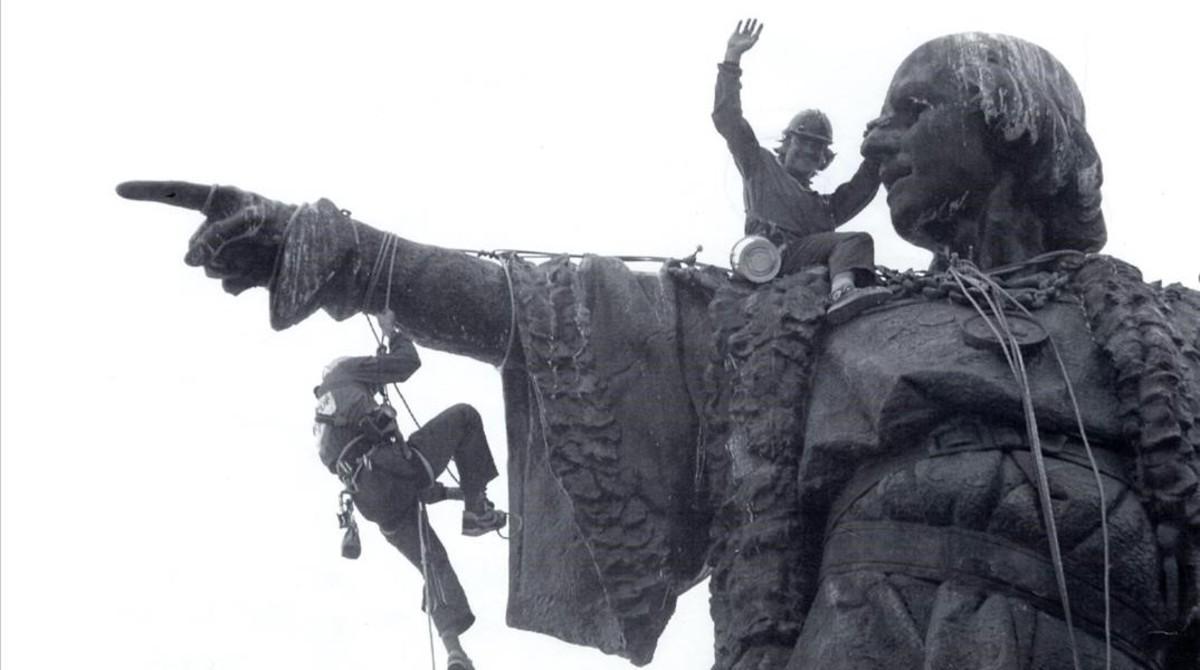 Limpieza de la estatua de Cristóbal Colón antes de la celebración de los Juegos Olímpicos.