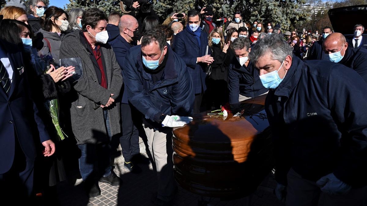 Centenares de personas homenajean a la escritora Almudena Grandes en su entierro