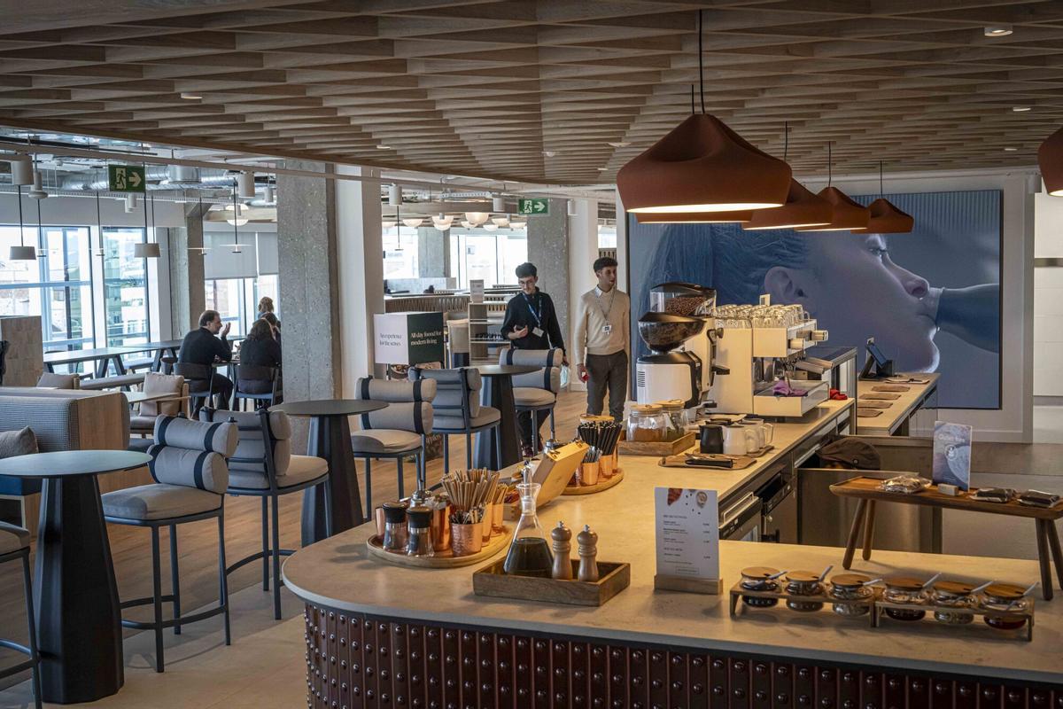 Barcelona, 18/02/2026 Barcelona. Repor sobre talento que ha regresado a barcelona por la apertura de la sede de AstraZeneca. varios perfiles. Tema largo. En Edificio Estel.  Personas: Nuria Folguera, Ana García del Molino (la del vestido rojo), y Francesc Muyas. AUTOR: MANU MITRU