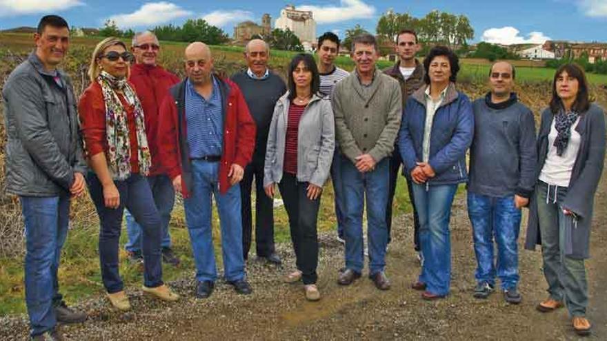 Candidatura del PSOE en Fuentesaúco, encabezada por José Antonio Prada (quinto por la derecha).