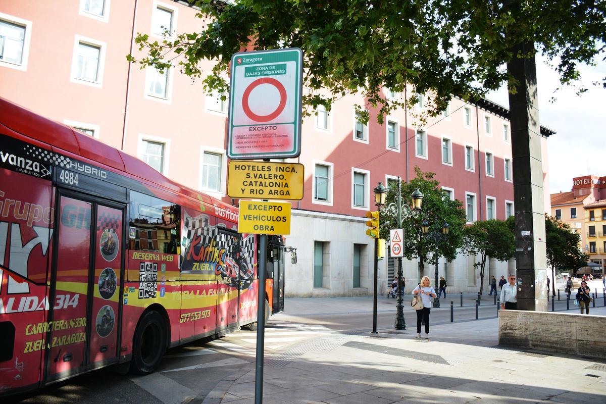 Un autobús urbano en la zona de bajas emisiones de Zaragoza.