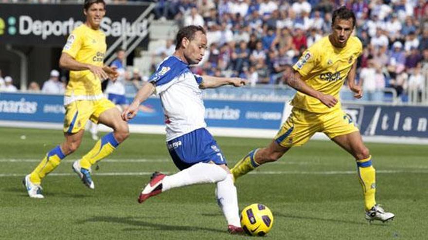 Nino, a la izquierda, trata de eludir a Pignol en el último derbi, celebrado en Tenerife. i LA OPINIÓN DE TENERIFE