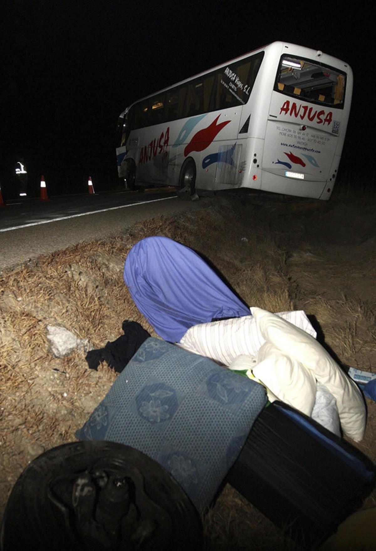 GRA009. SORIA, 22/10/2016.- Un hombre de 47 años ha fallecido y otro ha resultado herido leve al colisionar esta madrugada en la N-234, en Ocenilla (Soria), un turismo y un autobús de una empresa que realizaba el viaje de Burgos a Valencia y en el que iban quince pasajeros y los dos conductores. En la imagen, el autobús en el lugar del accidente. EFE/Wifredo Garcia