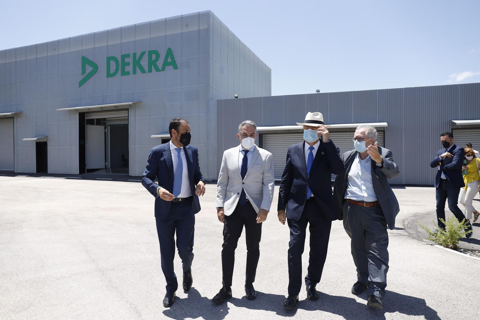 Elías Bendodo visita la fábrica de Dekra, en el PTA.