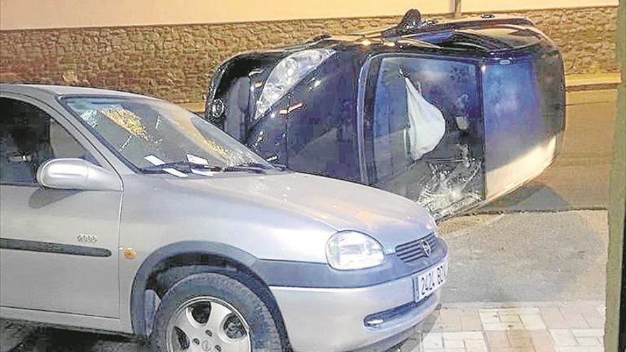 Un turismo vuelca en la Avenida de Boucau y colisiona con un vehículo estacionado