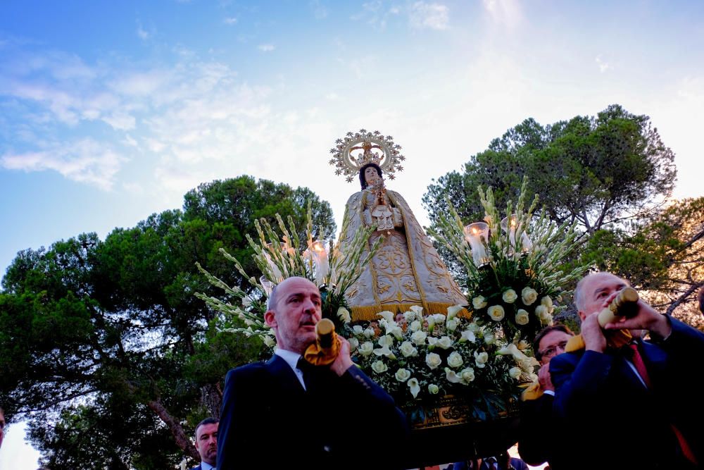 Centenares de vecinos arroparon a la Virgen en su