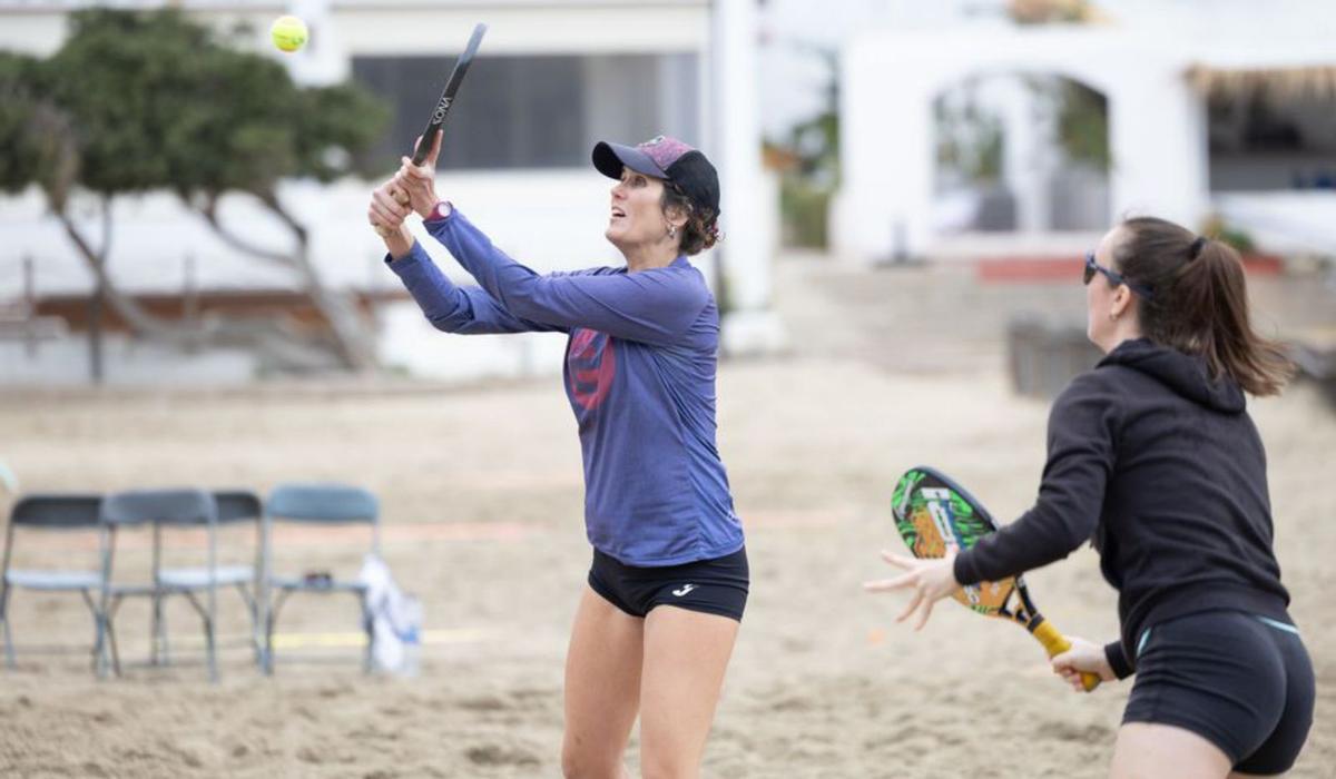 El tenis playa internacional se examina en Cala Llonga