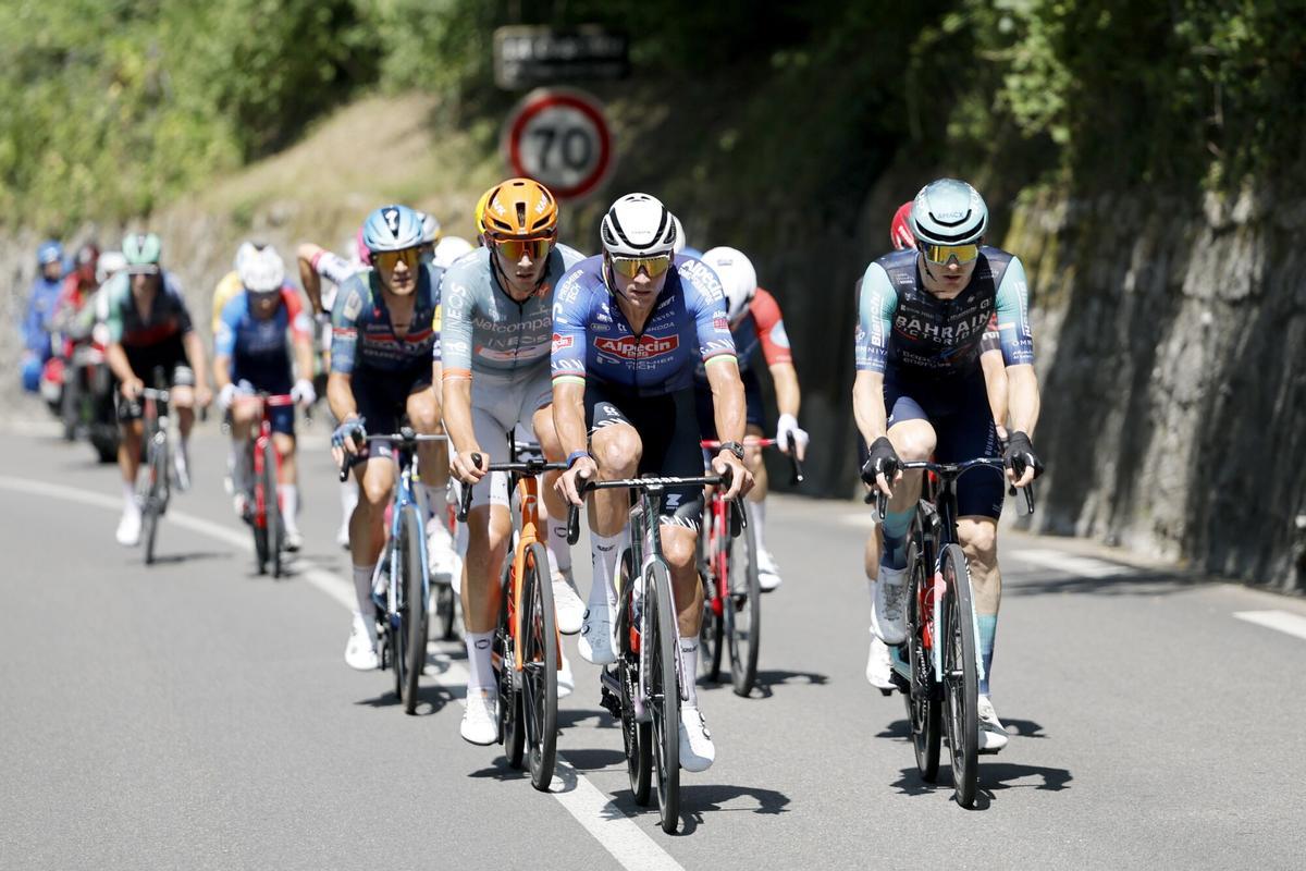 El ciclista holandés Mathieu van der Poel (delantero) del Alpecin-Premier Tech en acción durante la etapa 17 del Tour de Francia, recorrido de 174,7 kilómetros entre Chambery y Voiron.