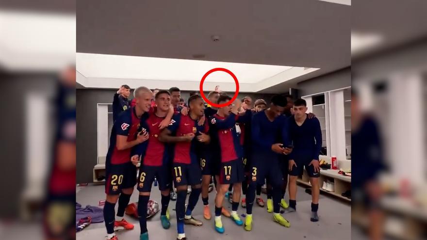El portero Szczesny celebra la victoria ante el Real Madrid fumando en el vestuario