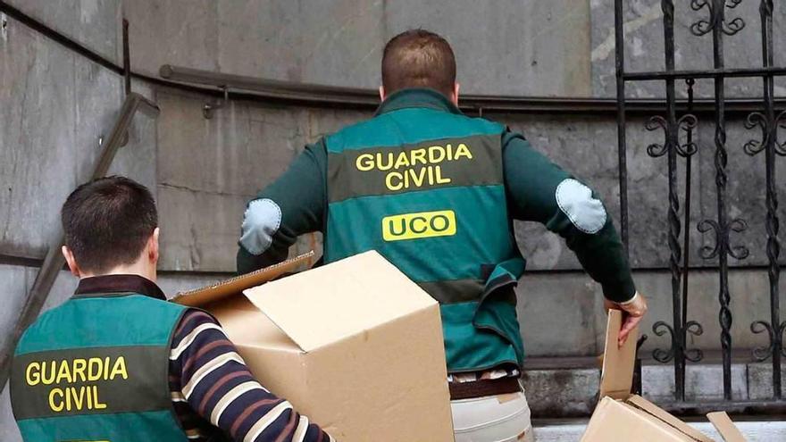 Agentes de la UCO se llevan cajas con pruebas.