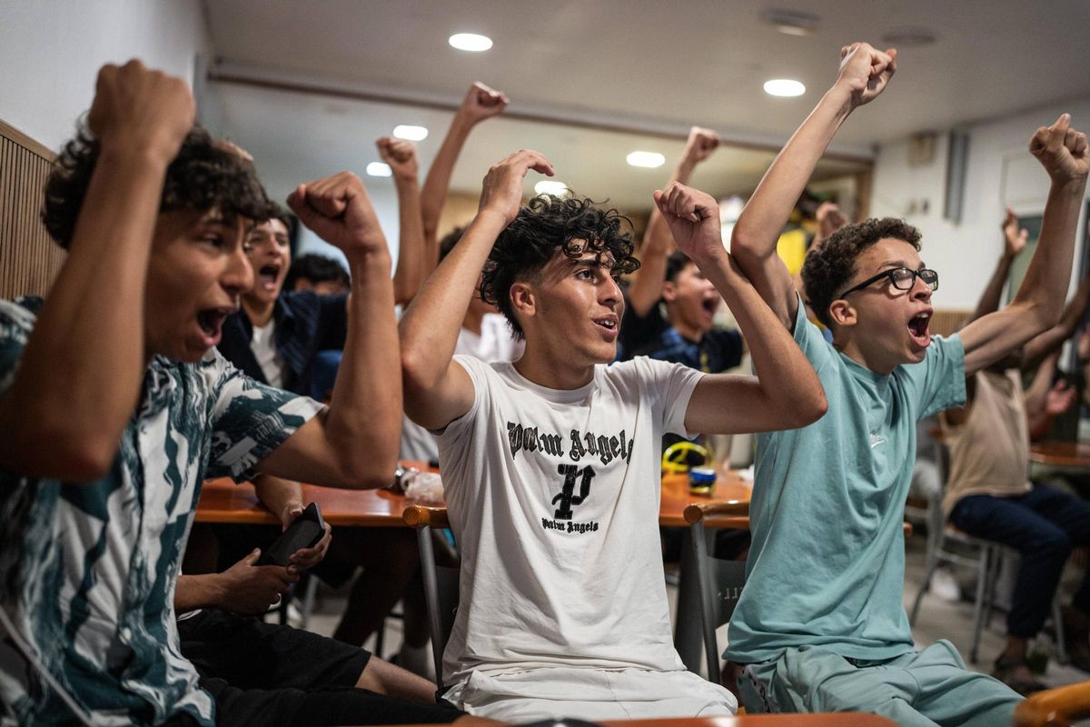 Reda, Bilal y todos sus amigos celebran el gol de Lamine Yamal contra la selección francesa en un bar marroquí del barrio del Remei de Vic.