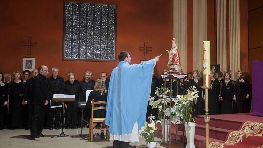 El párroco Alfonso Abel López bendice la imagen de la Virgen de Covadonga en la iglesia de Cristo Rey.