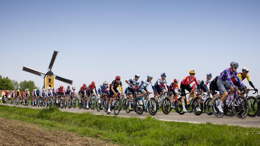 Skjelmose se da un trago de gloria ante Pogacar y Evenepoel.