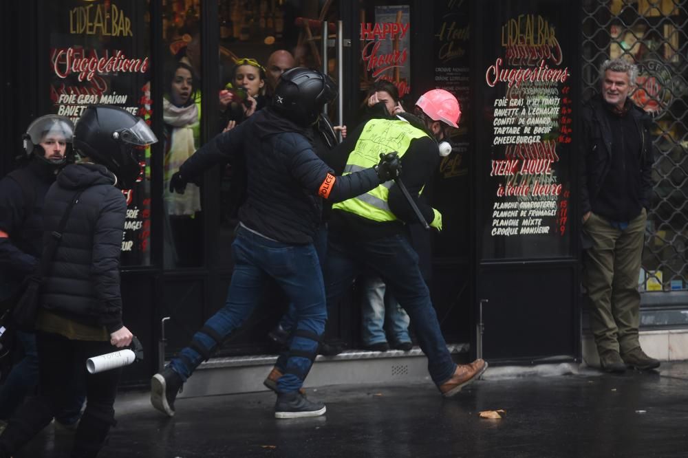 Enfrentamientos entre ''chalecos amarillos'' y Policía en París