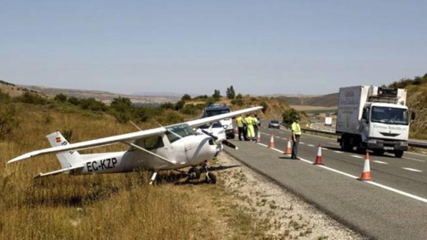 La autopista AP-1, una pista improvisada de aterrizaje