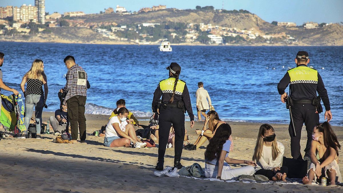 Agents of the Local Police of Alicante yesterday with several groups of young people. Agents of the Local Police of Alicante yesterday with several groups of young people.