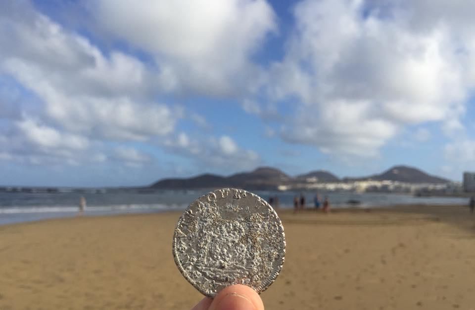 Encuentran una moneda del siglo XVIII en la playa de Las Canteras