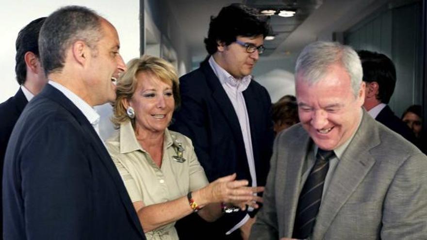 El presidente de la Generalitat, Francisco Camps, saluda a Esperanza Aguirre y Ramón Luis Valcárcel durante la reunión de la ejecutiva del PP celebrada ayer en Madrid.