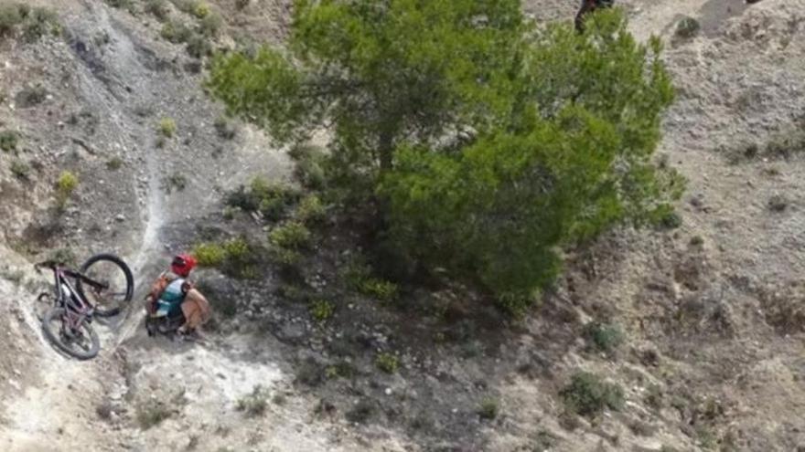 Rescatado en helicóptero un ciclista lesionado en el Barranco de las Salinas de Xixona