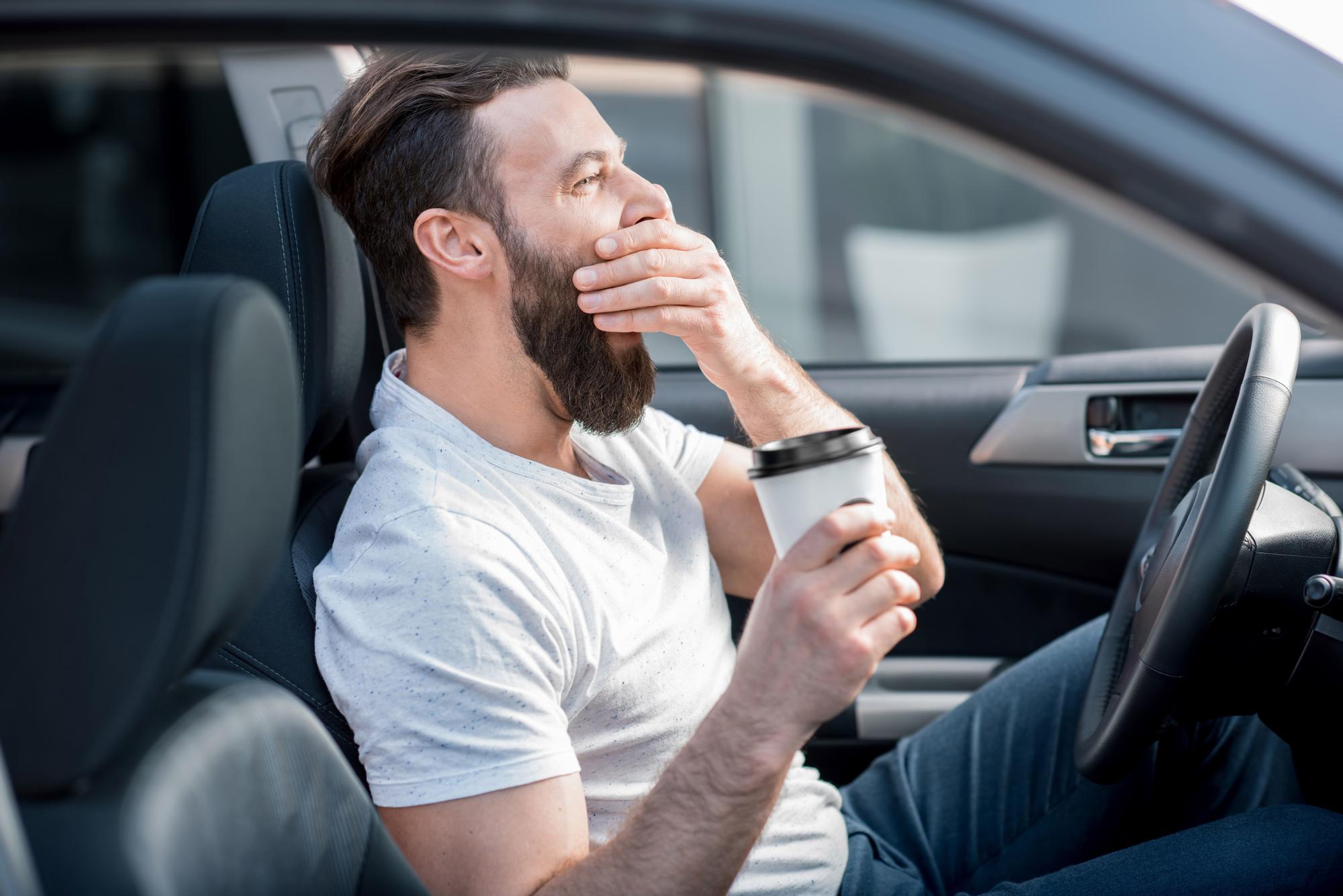 Se puede dormir en el coche?: cómo evitar multas con estos consejos