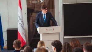 El president de la Generalitat, Salvador Illa, durante su conferencia en Bruges.